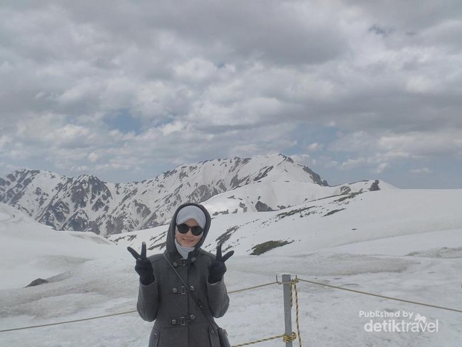 Indahnya Gunung Salju Abadi di Jepang