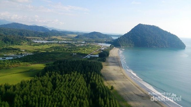 Indahnya Pemandangan Pantai dari Kaki Gunung Geurutee di Aceh