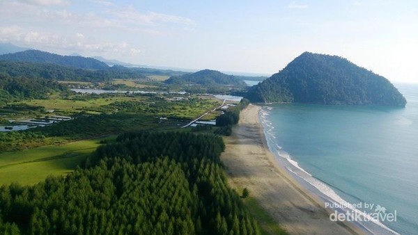 Indahnya Pemandangan Pantai dari Kaki Gunung Geurutee di Aceh