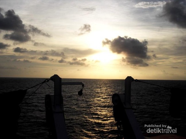 Indahnya Senja di Laut Jawa