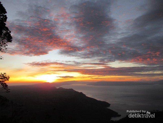 Indahnya Sunrise dari Gunung Sipiso-piso