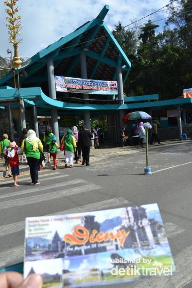 Indahnya Telaga Warna dari Atas Bukit