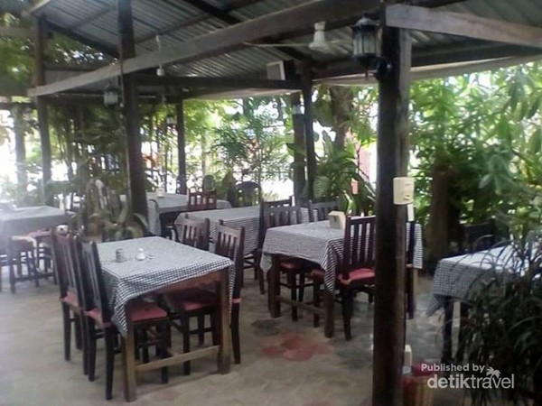 Kursi-kursi tertata rapi di resto My Home Tropical Garden Villa.