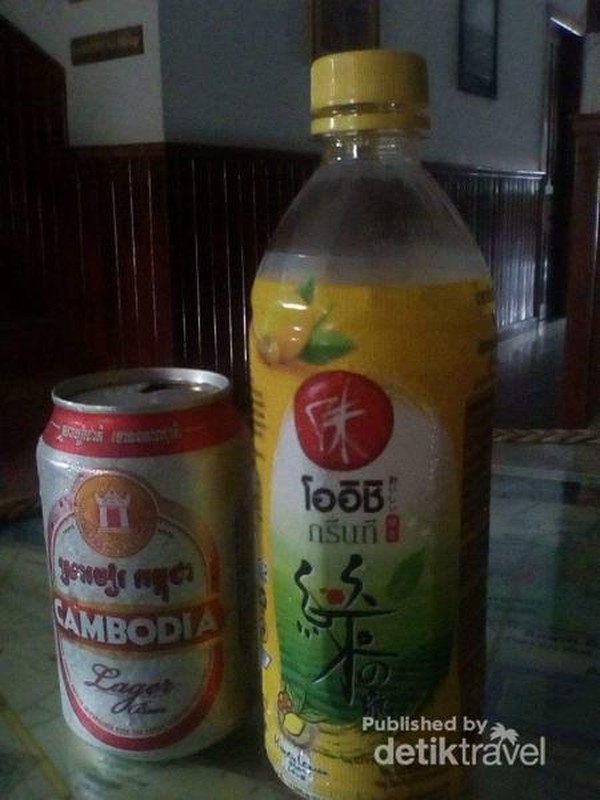 Menikmati minuman Khas Khmer.