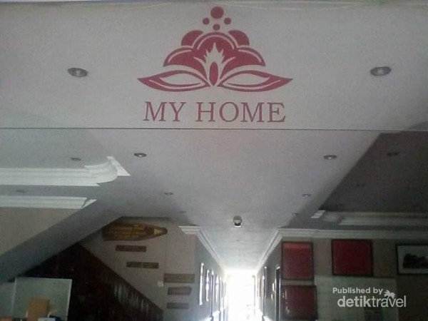 Pintu masuk kamar-kamar di My Home Tropical Garden Villa.