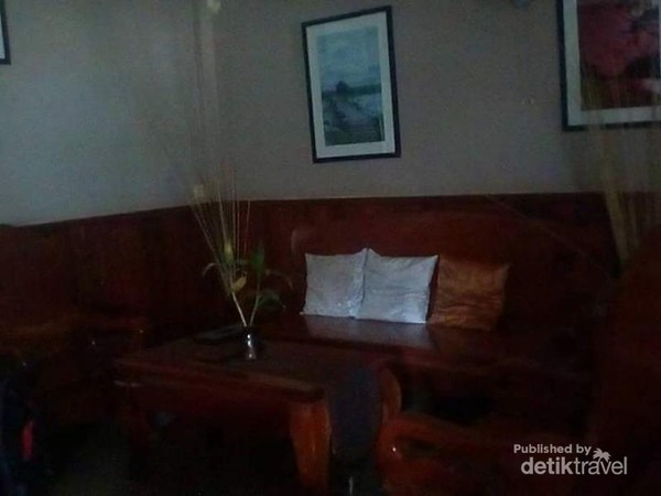 Salah satu sudut lobby di My Home Tropical Garden Villa.
