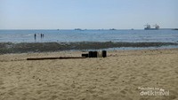 Hamparan pasir kecoklatan berkilau ditimpa sinar matahari di Pantai Bohay.