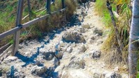 Susunan tangga yang berbatuan, yang nampak seperti tembok raksasa di Cina.