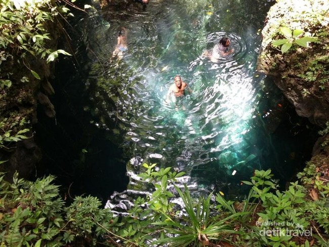 Inikah Danau Paling Jernih & Biru di Papua?