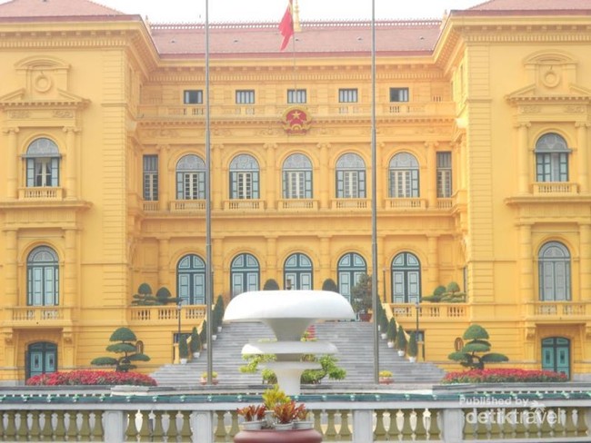 Istana Kuning yang Megah di Hanoi