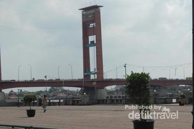 Jembatan Ampera Padatnya Tak Kenal Waktu