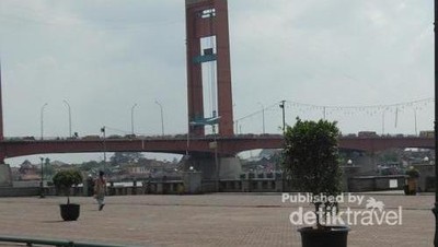 Jembatan Ampera Padatnya Tak Kenal Waktu
