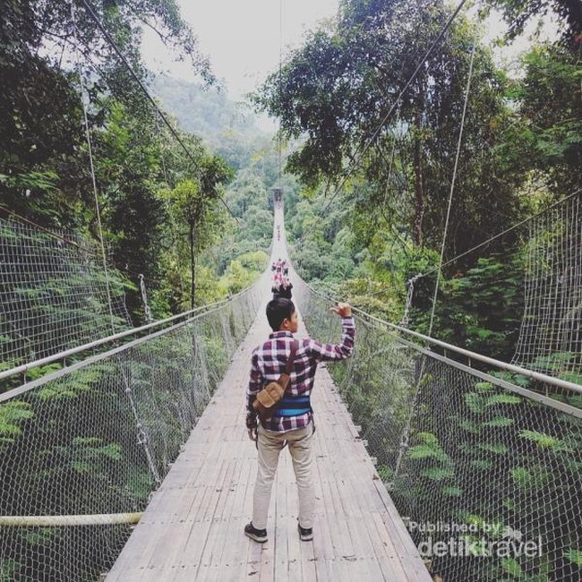 Jembatan Gantung yang Hits Sampai Air Terjun Cantik di Sukabumi