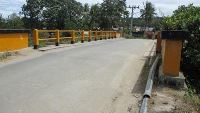Jembatan Kecil yang Menghubungkan Pulau Sumatera & Samosir
