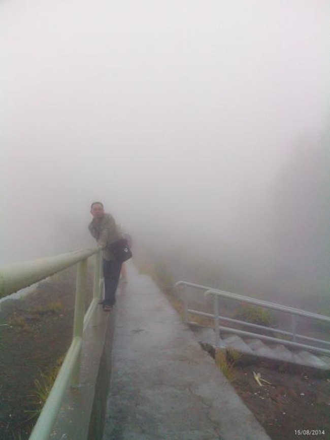 Kabut Tebal Tak Halangi Kecantikan Danau Kelimutu