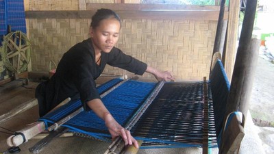 Kain Tenun Cantik Khas Baduy Luar Ala Ibu Rawi