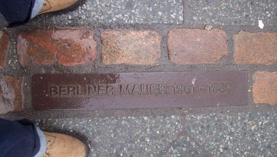 Kaki Kanan di Jerman Barat, Kaki Kiri di Jerman Timur
