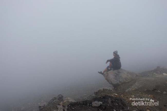 Kala Kabut Berselimut di Puncak Marapi