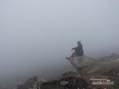 Kala Kabut Berselimut di Puncak Marapi