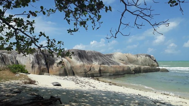 Kangen Pantai? Nih Cantiknya Pantai Penyabong