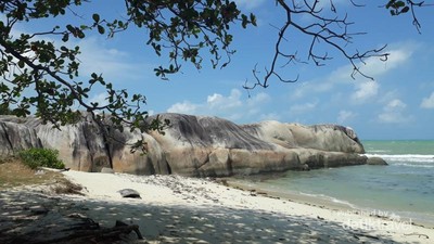Kangen Pantai? Nih Cantiknya Pantai Penyabong