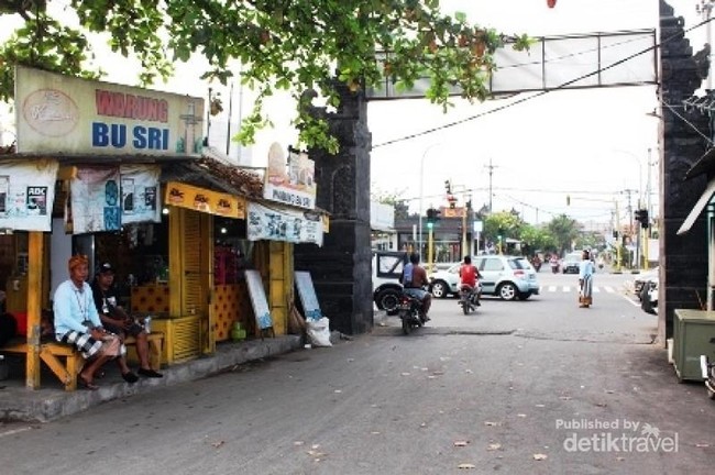 Ke Pantai Lebih Gianyar Bali, Ada Apa di Sana?