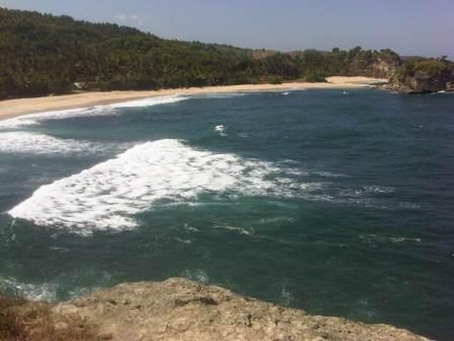 Kecantikan yang Berbahaya Milik Pantai Klayar di Pacitan