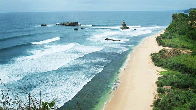 Keindahan Panorama Pantai Buyutan di Pacitan