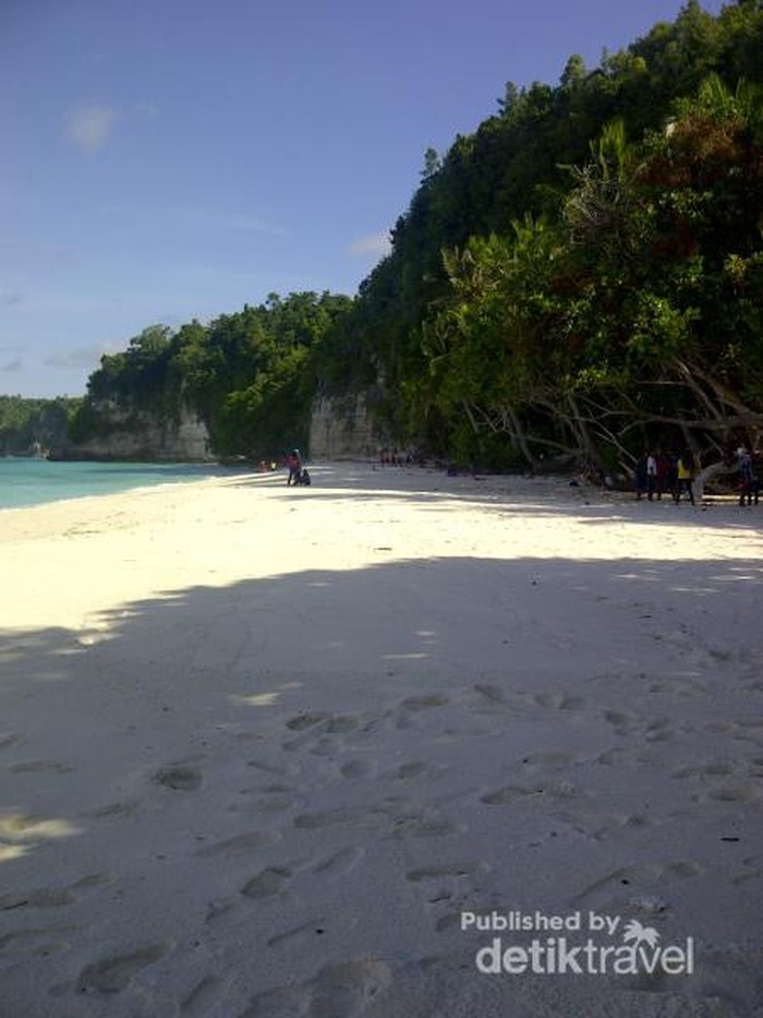 Keindahan Pantai Kelapa Lima di Sulawesi Tengah