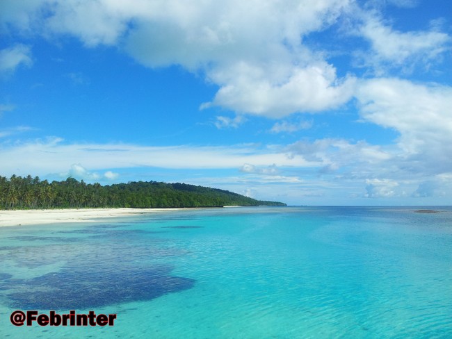 Keindahan Tak Kenal Batas di Derawan