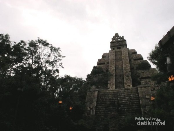 Wahana Indiana Jones Adventure: Crystal of The Temple Skull yang mengingatkan kita dengan bangunan suku Maya yang terkenal di Meksiko. Cuaca DisneySea yang sedang mendung dan berawan membuat aura bangunan semakin menyeramkan. Hiiiii ! Wahana Indiana Jones Adventure: Crystal of The Temple Skull yang mengingatkan kita dengan bangunan suku Maya yang terkenal di Meksiko. Cuaca DisneySea yang sedang mendung dan berawan membuat aura bangunan semakin menyeramkan. Hiiiii !