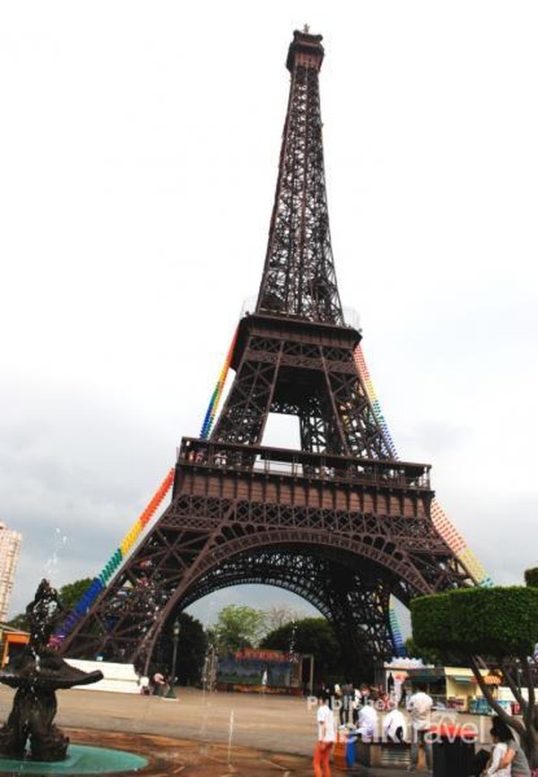 replika Menara Eifel yang ada di Paris.pengunjung boleh naik ke atas dan melihat pemandangan kota Shenzhen dari ketinggian. replika Menara Eifel yang ada di Paris.pengunjung boleh naik ke atas dan melihat pemandangan kota Shenzhen dari ketinggian.