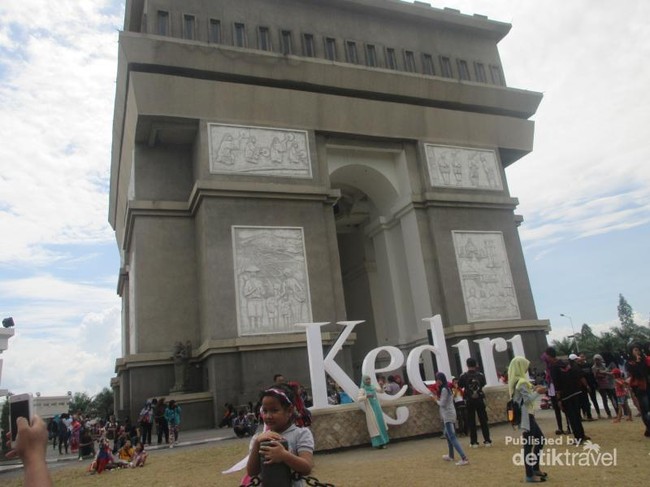 Kembaran Arc de Triomphe di Kediri