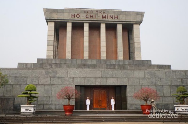 Kembaran Lapangan Tiananmen di Hanoi