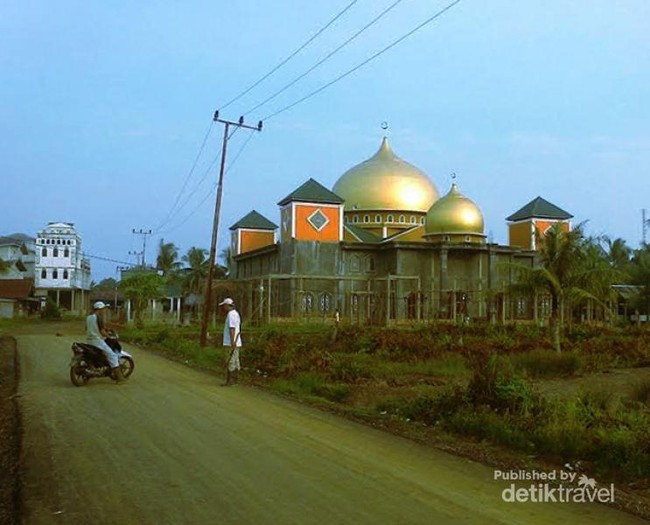 Kembaran Masjid Kubah Emas Depok Ada di Jambi