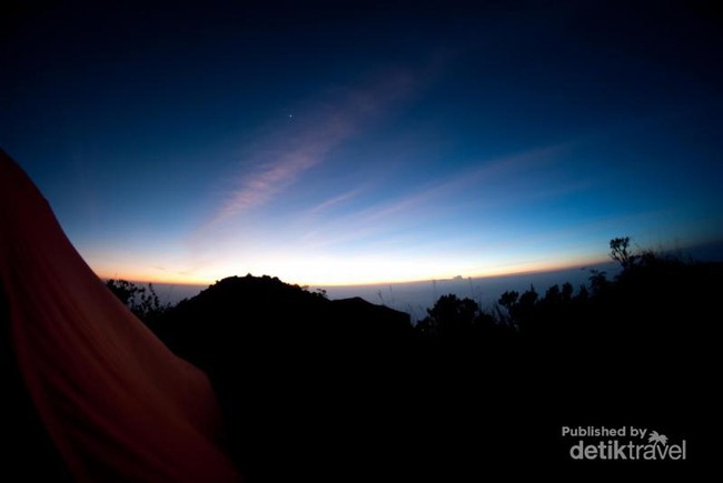 Kemilau Pagi Dari Gunung Merbabu
