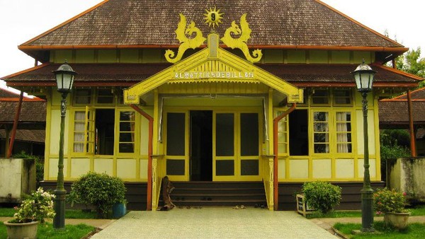 Keraton dan Mesjid Alwatzikhoebillah