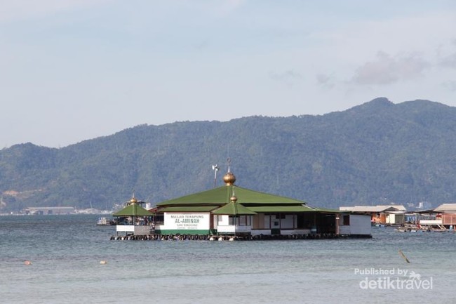 Keren! Ada Masjid Terapung di Pantai Lampung
