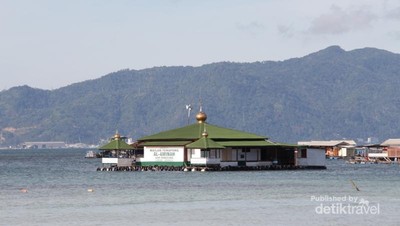 Keren! Ada Masjid Terapung di Pantai Lampung