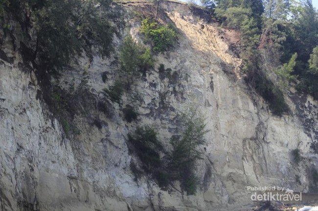 Keren! Barisan Tebing Batu di Pantai Lambroh, Aceh Besar