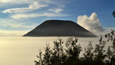 Ketika Gunung Bromo Terlihat Seperti Negeri di Atas Awan