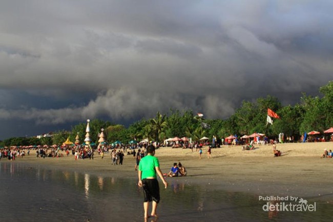 Ketika Hujan Menyapa Pantai Kuta