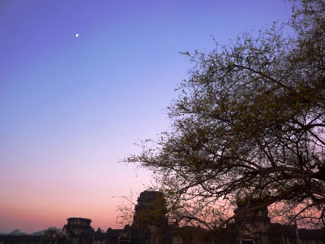 Ketika Sang Surya Menyapa Angkor Wat