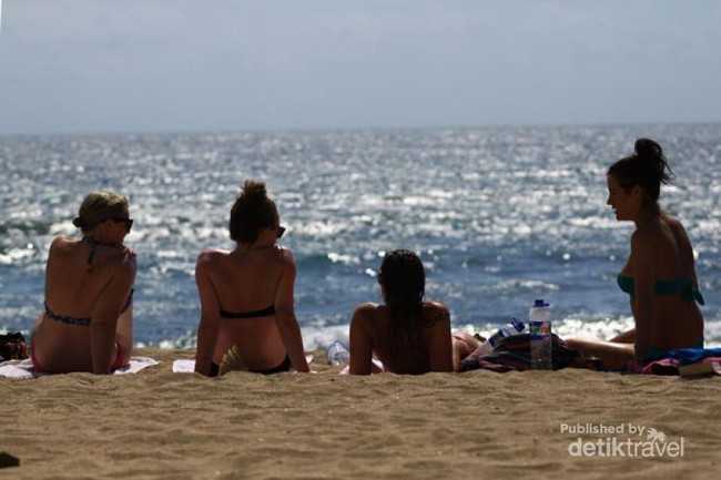 Ketika Turis Seksi Asyik Menikmati Indahnya Pantai Kuta