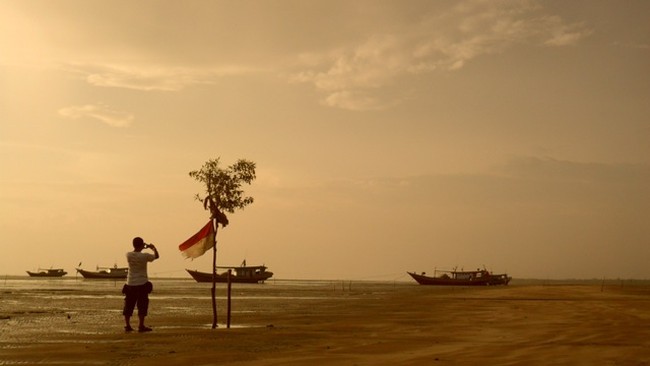 Kibar Sang Merah Putih di Pantai Lampu Satu