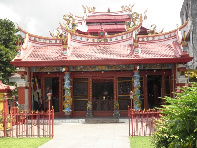 Klenteng Ban Hin Kiong, Merah dan Penuh Sejarah di Manado