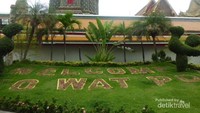 Halaman Wat Pho yang bersih dan cantik.