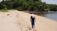 Garis pantai yang cukup panjang dengan pasir pantai putih