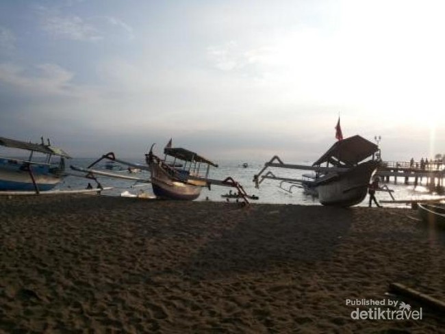 Lari Mengejar Sunset yang Romantis di Pantai Senggigi