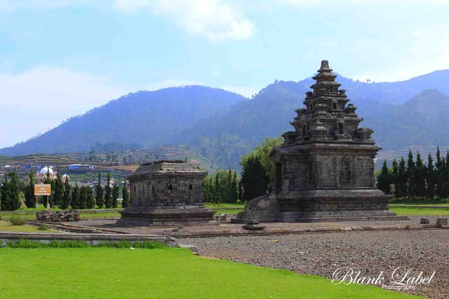 Larut Dalam Khidmatnya Ibadah Umat Hindu di Dieng
